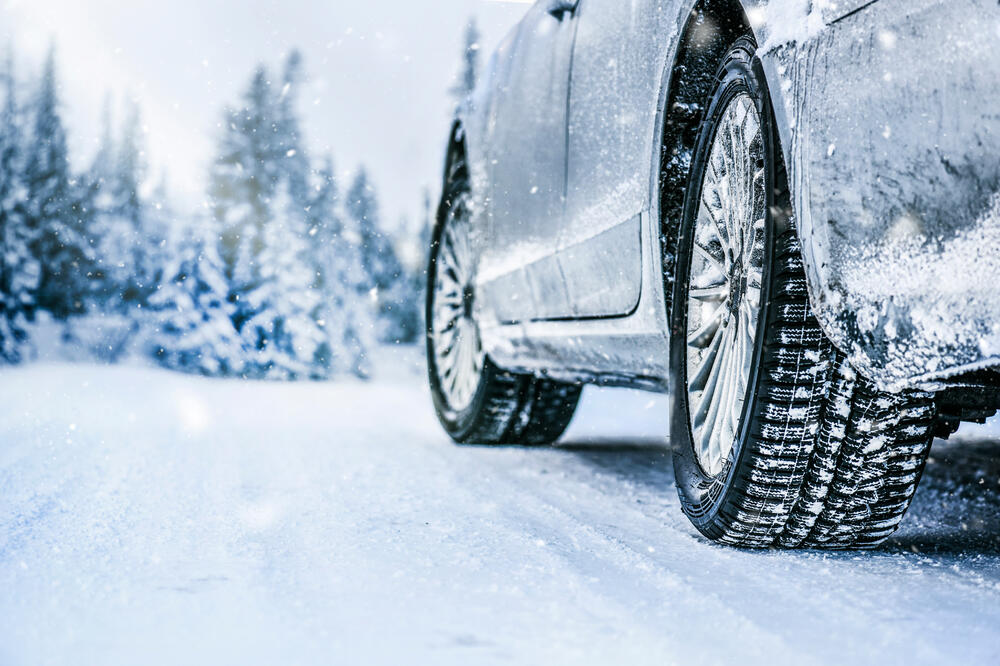 AKO TOČKOVI PROKLIZAVAJU PRI KRETANJU OVO OBAVEZNO URADITE! Evo kako bezbedno da vozite po snegu i ledu: Važno i DUGME NA MENJAČU