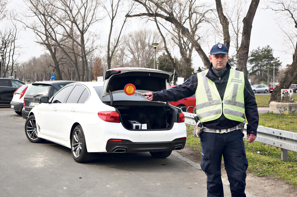 DOBRO DA NIJE NEKO NASTRADAO! VOZILA NADROGIRANA: Policija isključila devojku iz saobraćaja, rezultat droga-testa ih ŠOKIRAO