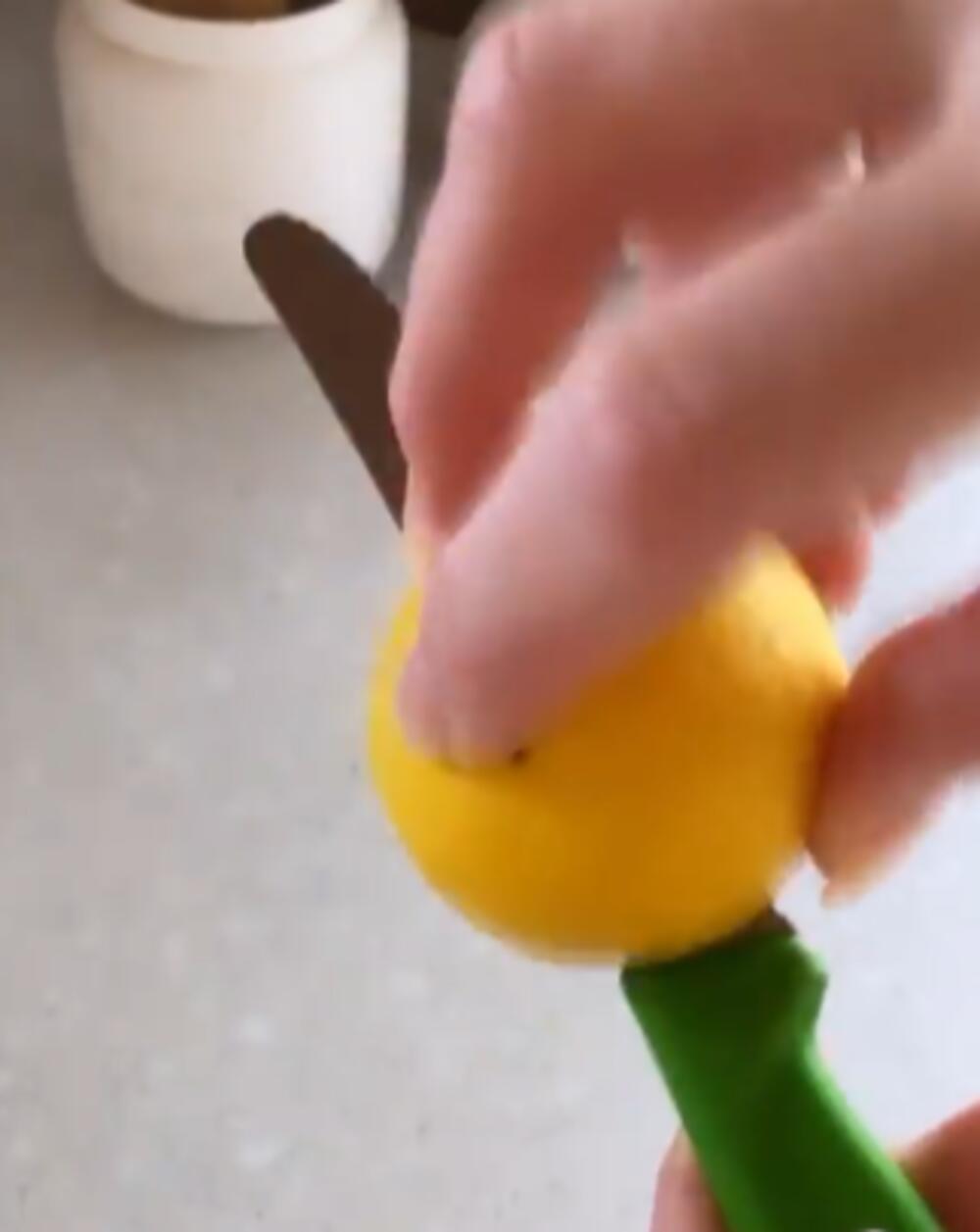 Premazivanje noža limunom