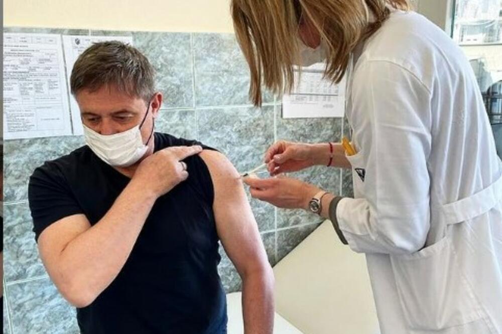 PIKSI SE VAKCINISAO: Selektor Srbije podelio je sliku sa imunizacije na Instagramu! Evo koju je poruku poslao FOTO