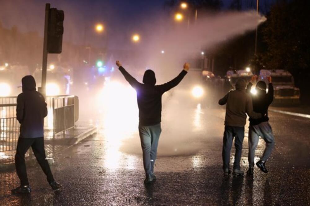 MOLOTOVLJEVIM KOKTELIMA I KAMENJEM NA POLICIJU: Novi neredi u Belfastu, haos napravili mladi demonstranti VIDEO