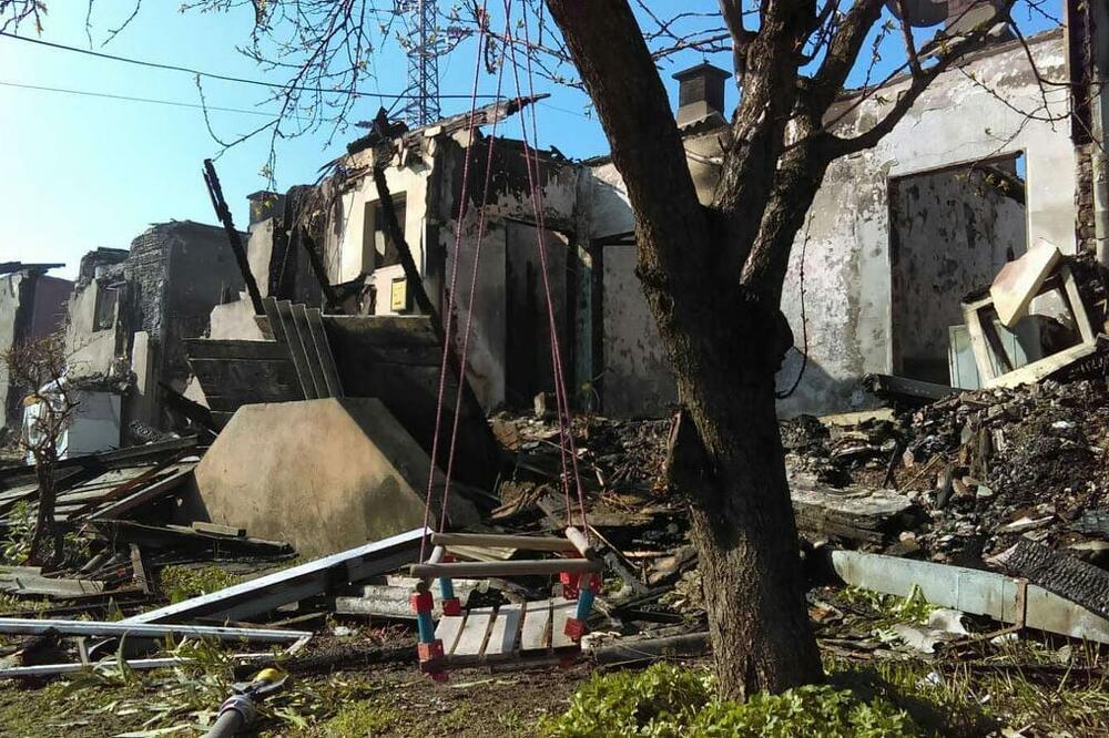 DETE JE OD STRAHA SKOČILO SA TERASE: Stanari izgorelih baraka u Nišu u suzama OBILAZE ZGARIŠTE (FOTO/VIDEO)