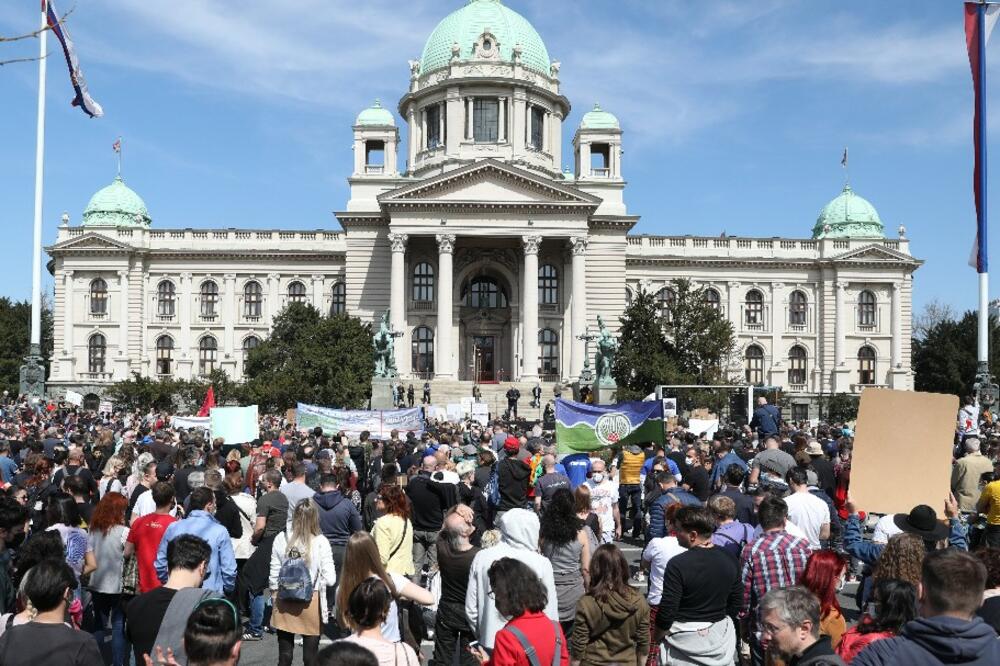 EKOLOŠKI PROTEST ISPRED SKUPŠTINE Vujović: Ministarstvo radi na rešavanju ekoloških problema, oni nisu nastali preko noći