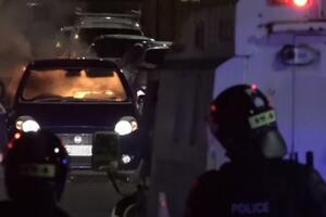ZAPALJENIM AUTOMOBILOM NA POLICIJSKI KORDON: Nema naznaka smirivanja nemira u Belfastu VIDEO