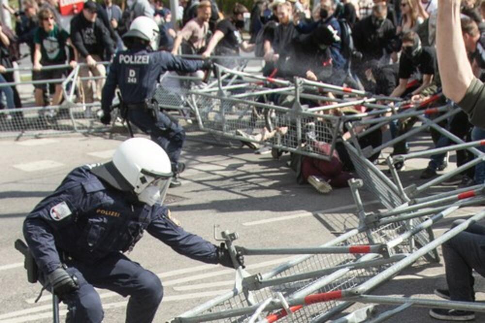 PROTESTI PROTIV KORONA MERA U BEČU: U sukobu sa policijom učestvovali i desničari! VIDEO