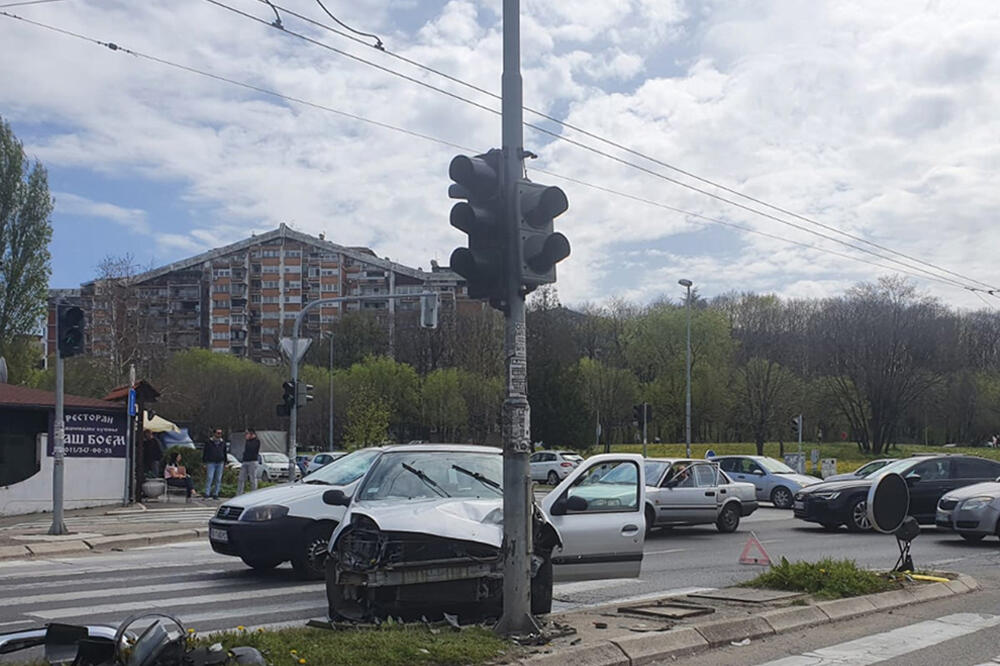 SAOBRAĆAJNA NEZGODA NA MEDAKU: Automobil se zakucao u banderu na raskrsnici