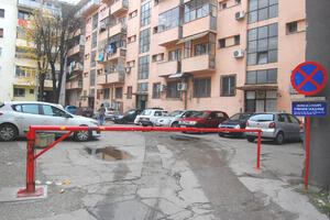 KRALJEVO: Stanari pojedinih zgrada rampama i barijerama čuvaju svoja parking mesta (FOTO)