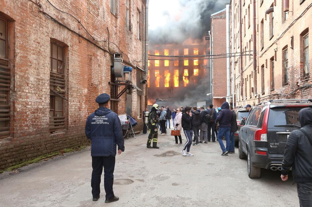 POŽAR U SANKT PETERBURGU SE ŠIRI: Vatrena stihija zahvatila 10.000 kvadrata zgrade, deo se čak i urušio!