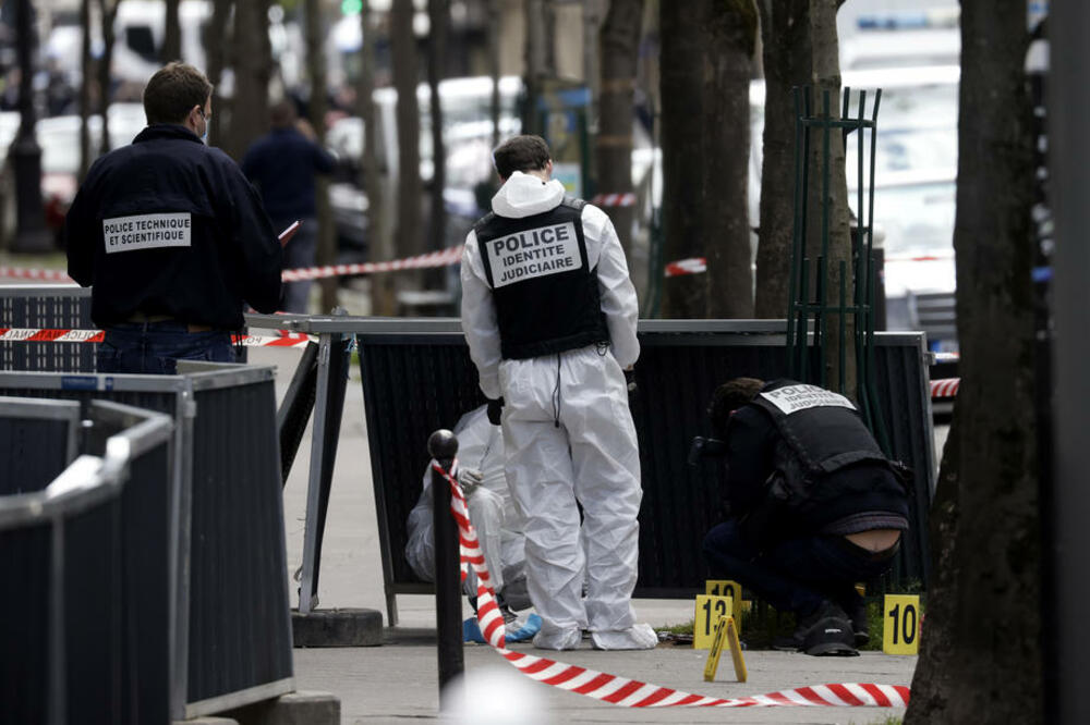PUCAO MUŠKARCU U GLAVU DOK JE LEŽAO NA ZEMLJI, ŽENA U KRITIČNOM STANJU: Napad u Parizu nije bio teroristički akt!
