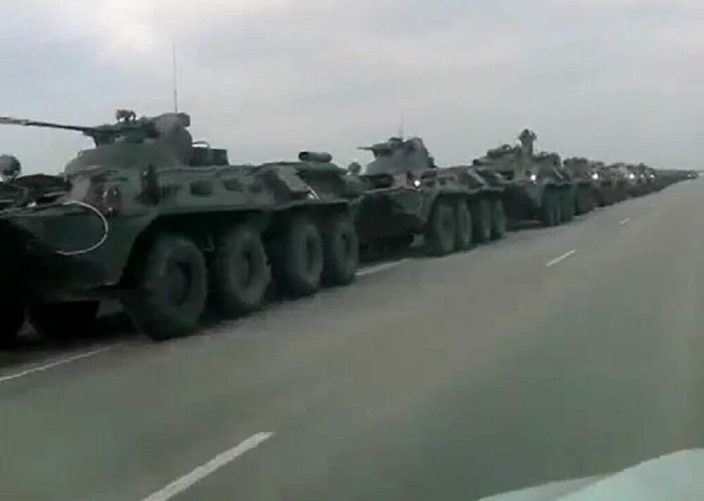 Nepregledna kolona... Prebacivanje ruskih oklopnih vozila na zapadnu granicu