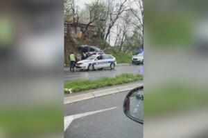 SAOBRAĆAJKA U BEOGRADU: Automobil se popeo na breg pored puta