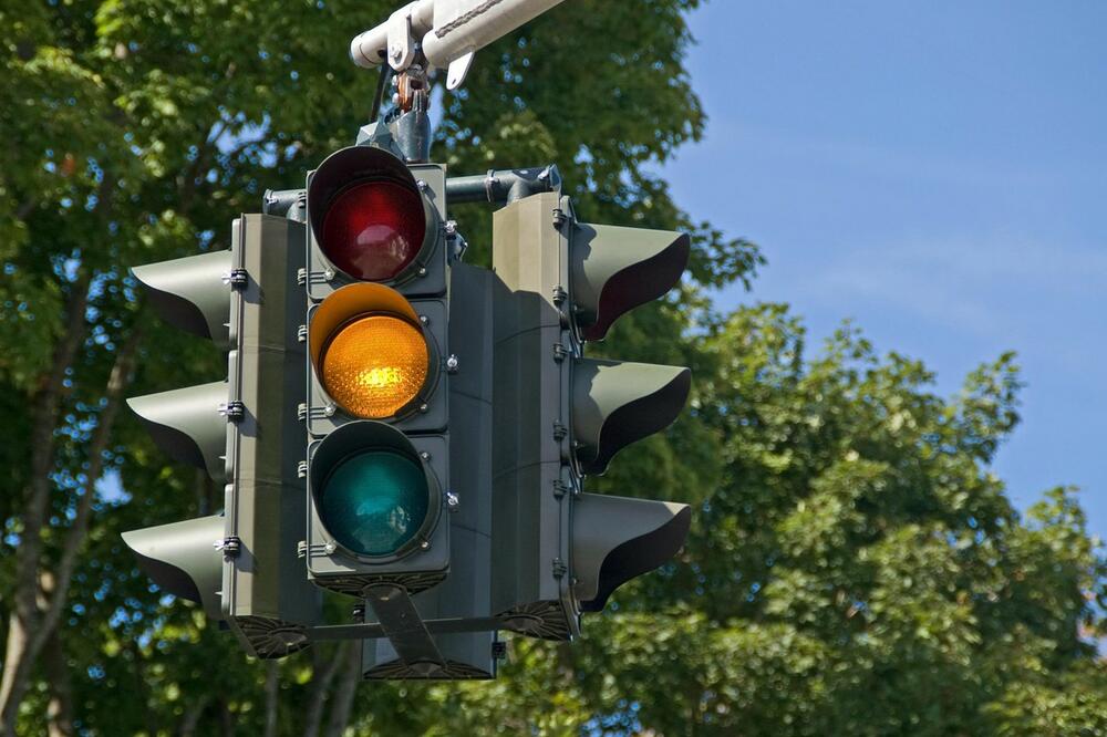 OPREZ NA ŽUTO! MOŽETE LAKO DA OSTANETE BEZ DOZVOLE: Poznato kako su tačno PODEŠENE NOVE KAMERE za kontrolu saobraćaja