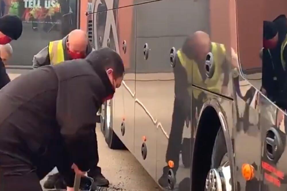 SKANDAL U ENGLESKOJ! Navijači Liverpula KAMENOVALI autobus Reala pred start meča, Zidan jedva izvukao ŽIVU GLAVU! VIDEO