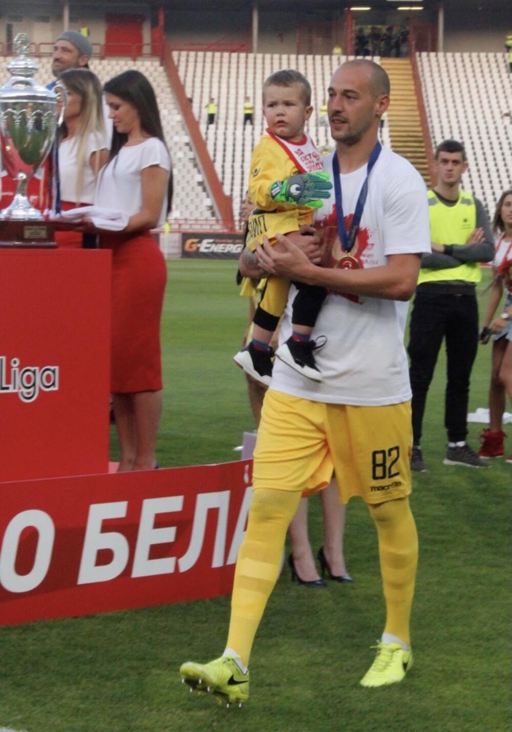 Milan Borjan sa sinom na proslavi titule 2018.