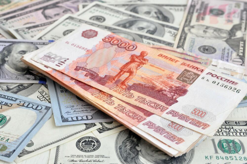 STRUČNJACI PREPORUČUJU: ŠTEDITE U DINARIMA I ŠVAJCARCIMA: Evro pada na 116, dolar ide preko 120 dinara