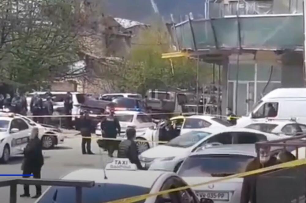 NAORUŽAN UPAO U BANKU I UZEO TAOCE: Policija brzo savladala napadača iz Tbilisija VIDEO