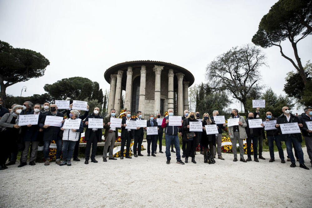 Rim, protest, grobari