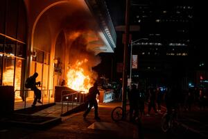 HAOS NA PROTESTU PROTIV POLICIJSKE BRUTALNOSTI: Zapaljeni automobili i razbijeni prozori u Oklandu! Bes zbog ubistva mladića!