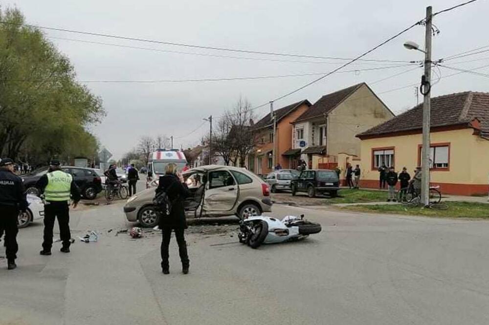 TEŠKA NESREĆA U KIKINDI: Motociklista preminuo na putu do bolnice posle sudara, povređena žena vozač automobila i dete (3)