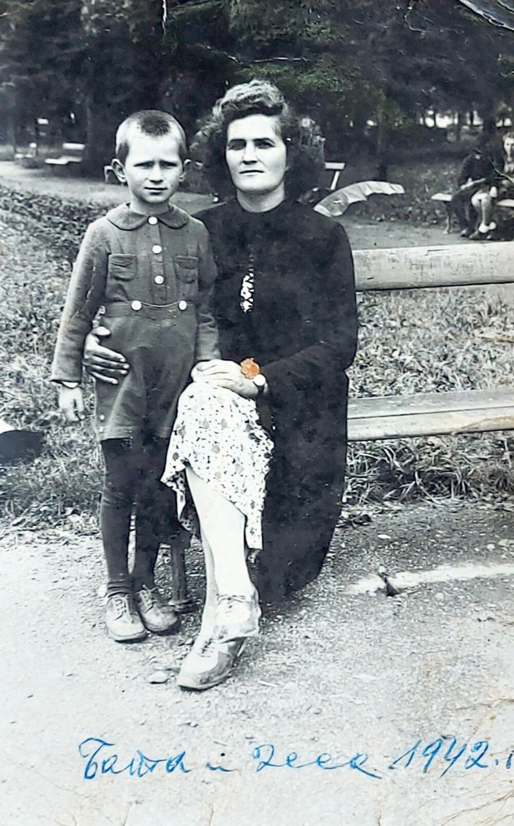 Radmilo sa maćehom („drugom mamom“, kako je zove) Desankom, 1942. u Vrnjačkoj Banji