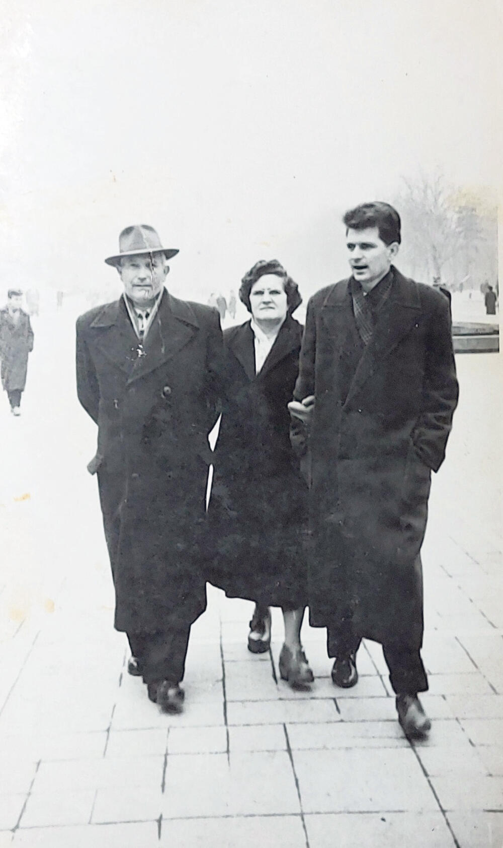 Radmilo sa ocem Svetomirom i maćehom Desankom, 1. januara 1960. na Kalemegdanu