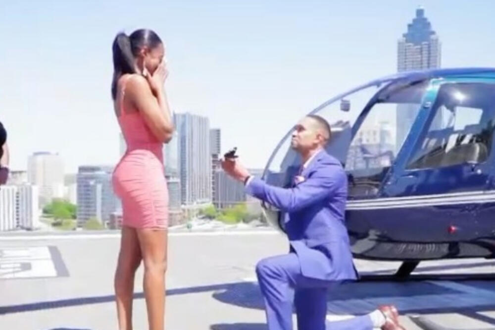 PROSIDBA KOJA JE SRUŠILA INTERNET: Muškarac na kolenima zaprosio devojku, a dao joj je IZBOR! Kupio 5 različitih prstenova (VIDEO)