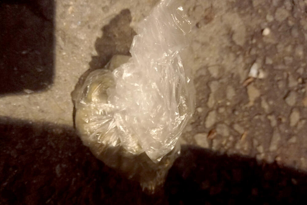3 UHAPŠENA U BEOGRADU ZBOG DROGE: Iz vozila u pokretu izbacili 15 kesica ove droge