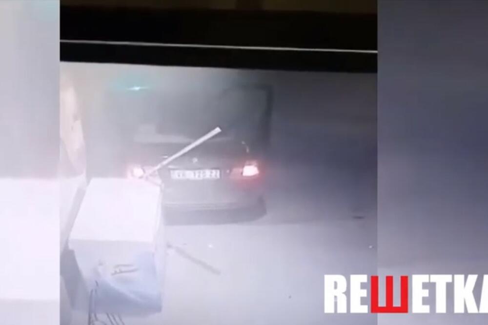 NEVEROVATNE SCENE U LESKOVCU: Zakucao BMW u zid bežeći od patrole, izbacio suvozača da uspori policajce, pa nastavio beg (VIDEO)