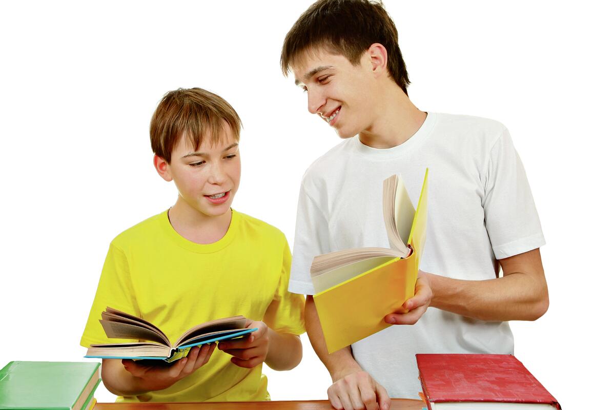 Младший брат помогает старшему брату. Братья делают уроки. Младший брат делает уроки. Брат помогает делать уроки. Старший брат учит младшего.