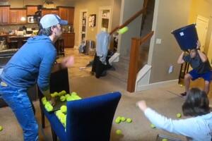 GINISOV REKORD Sa kofom na glavi hvatao teniske loptice, evo koliko ih je bilo unutra posle 60 sekundi VIDEO