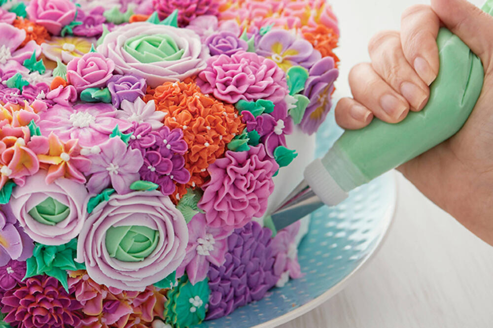 STRUČNJAK ZA SLATKIŠE: Saznajte kako da ukrasite torte i kolače kao profesionalac!