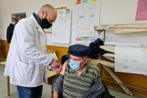 VAKCINACIJA NA JUGU: Građani Vranja danas su se bez zakazivanja vakcinisali u prostorijama 4. mesne zajednice (FOTO)