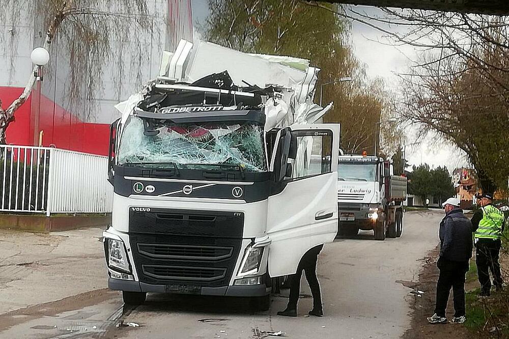 HAOS U CENTRU SUBOTICE: Ponovo se kamion zaglavio ispod podvožnjaka! Vozača stranca izvlačili vatrogasci i policija FOTO