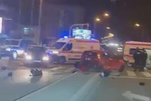 STRAŠNA SAOBRAĆAJNA NESREĆA U NOVOM BEOGRADU: Dva automobila udarila u vozilo Hitne pomoći, povređena devojka (23) FOTO, VIDEO