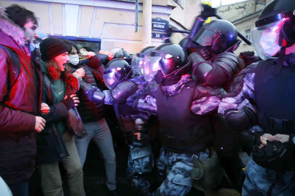 POLICIJA BEZ MILOSTI Posle Putinovog govora uhapšene 1.782 osobe na protestima u znak podrške Navaljnom VIDEO