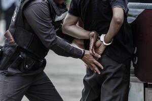 TURČIN UHAPŠEN ISPRED AERODROMA U NIŠU: Nudio mito policajcima