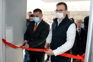 KANCELARIJA ZA KIM: Petković uručio ključeve stanarima nove zgrade u Kosovskoj Mitrovici