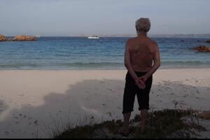 ODUSTAO OD BORBE: Italijanski Robinzon Kruso napušta rajsko ostrvo na kome je živeo sam od 1989. VIDEO