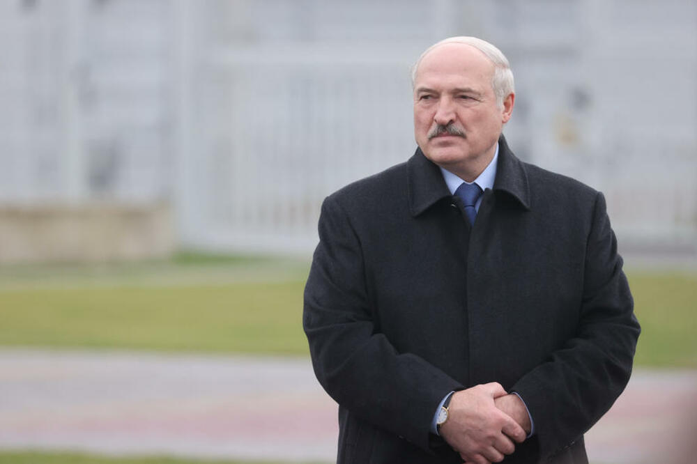 ŠOK SNIMAK LUKAŠENKA! Beloruski predsednik jedva hodao tokom obilaska fabrike: Palo mi je 80 kilograma na nogu (VIDEO)