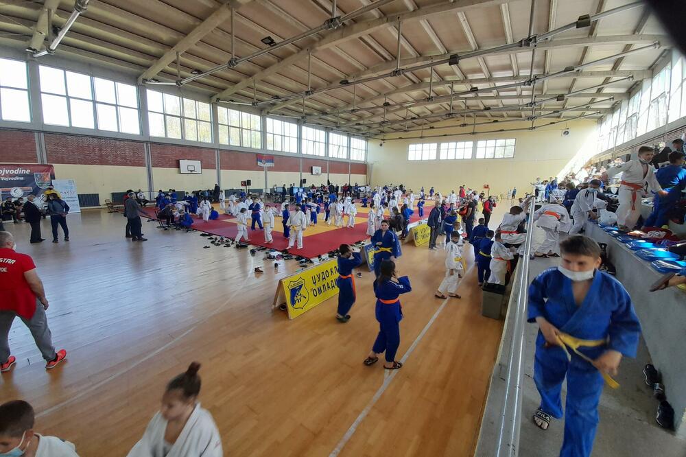 SPEKTAKL U STEPANOVIĆEVU: Više od 1.000 džudista učestvovalo na školskom prvenstvu Vojvodine