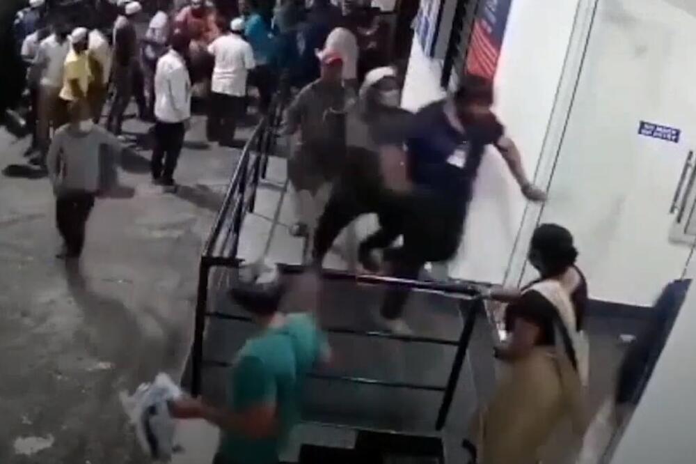 BESNA PORODICA TUKLA DOKTORA: Ovaj snimak pokazuje haos u Indiji, ljudi očajni jer nema kiseonika za obolele od korone VIDEO