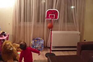 NAŠ FILIP JE SVETSKO ČUDO: Ima 3 godine, a pogledajte šta radi s košarkaškom loptom! VIDEO