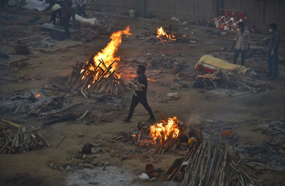 Stravično... spaljivanje žrtava korone u Indiji