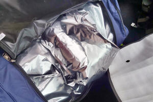 BEOGRADSKA POLICIJA ZAPLENILA 15 KILOGRAMA MARIHUANE: Pronašli dve putne torbe u sa 20 paketa droge!