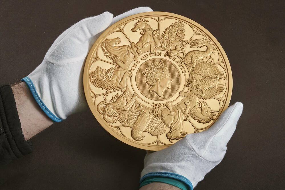 TEŠKA 10 KILOGRAMA, A VREDNA 10.000 FUNTI Ovo je najteža zlatna kovanica u istoriji, a evo čiji lik je krasi FOTO, VIDEO