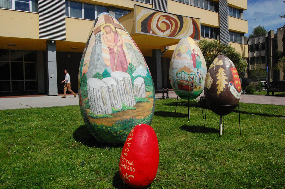 PRAZNIČNI DAR UČENIKA OŠ U KRALJEVU: Ukrasili trg ispred Gradske uprave Vaskršnjim jajima, najveće ima 2 metra