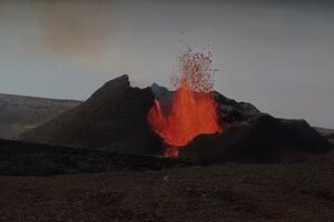 PROBUDIO SE VULKAN KOJI MIRUJE 6.000 GODINA: Lava leti uvis, okupilo se desetine Islanđana da snimaju opasnu atrakciju! VIDEO