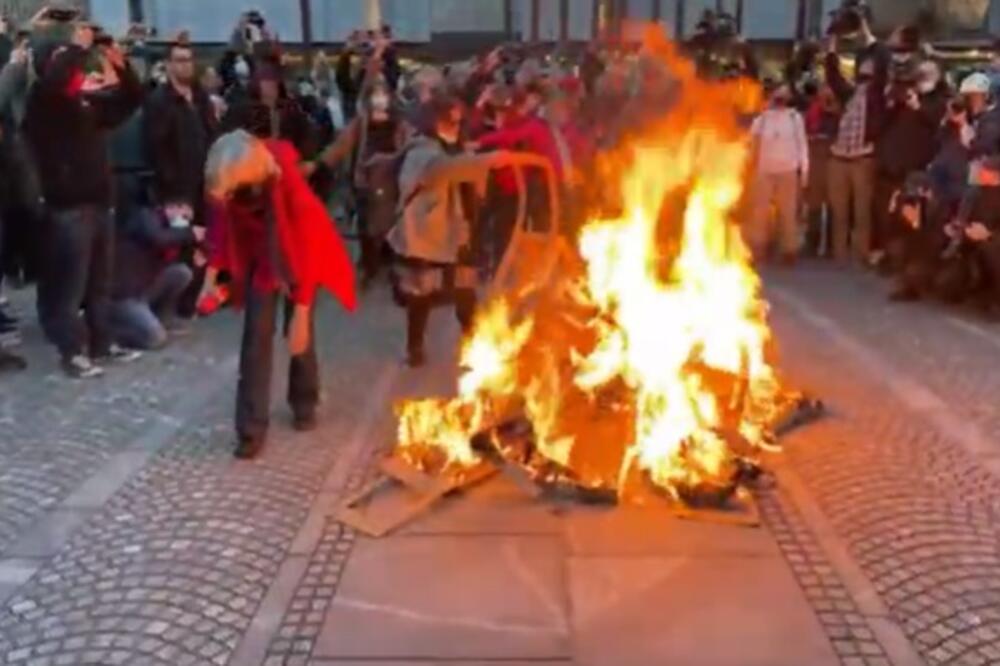 VATRA ISPRED SLOVENAČKOG PARLAMENTA: Ori se RAČUNAJTE NA NAS na protestu protiv Janšine vlade u Ljubljani! VIDEO