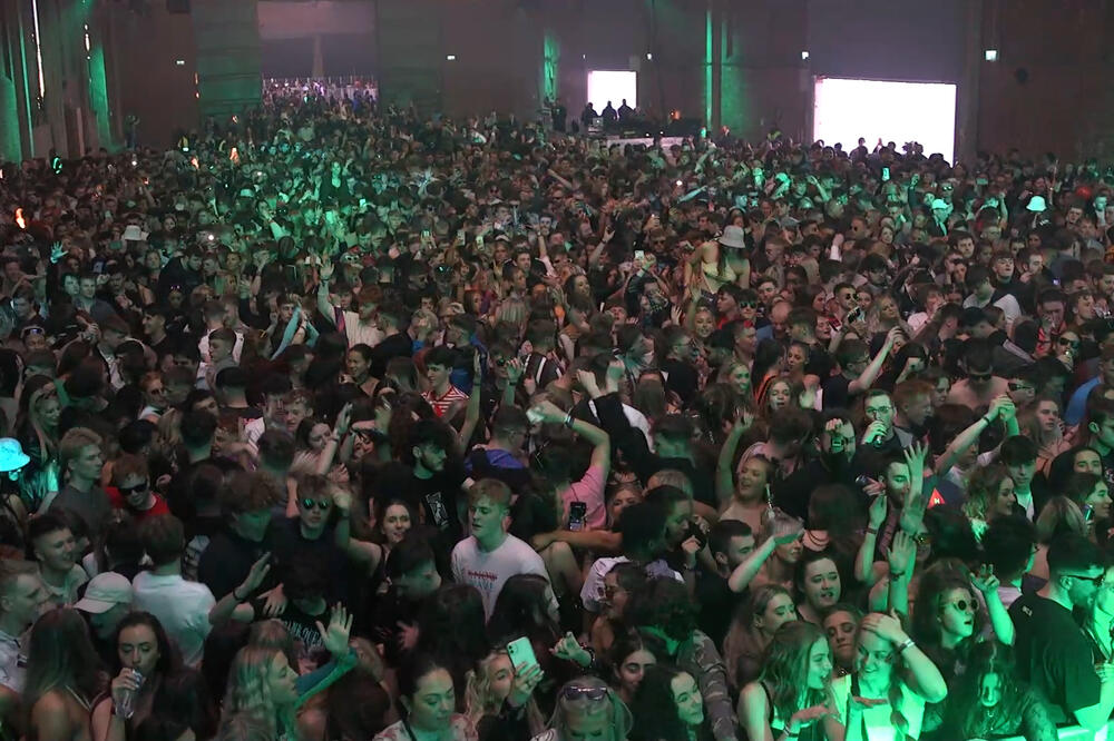 KAO U DOBRA STARA VREMENA U Liverpulu organizovana žurka sa 3.000 ljudi: Grlili se, ljubili i đuskali bez maski FOTO, VIDEO
