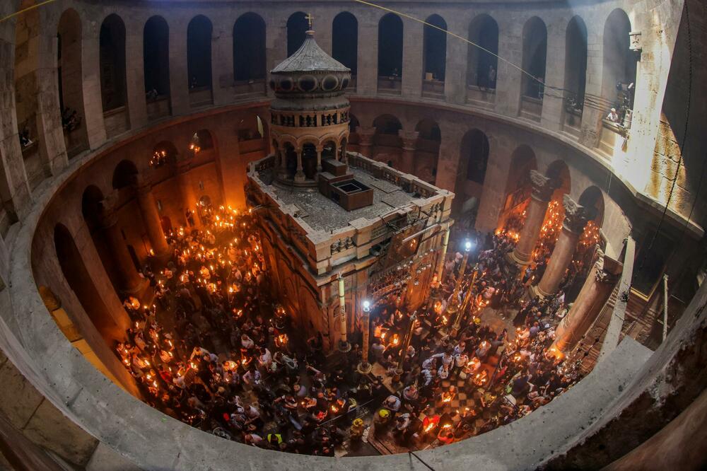 SILAZAK BLAGODATNOG OGNJA U JERUSALIMU: Tradicionalni obred ove godine u senci velike tragedije FOTO, VIDEO